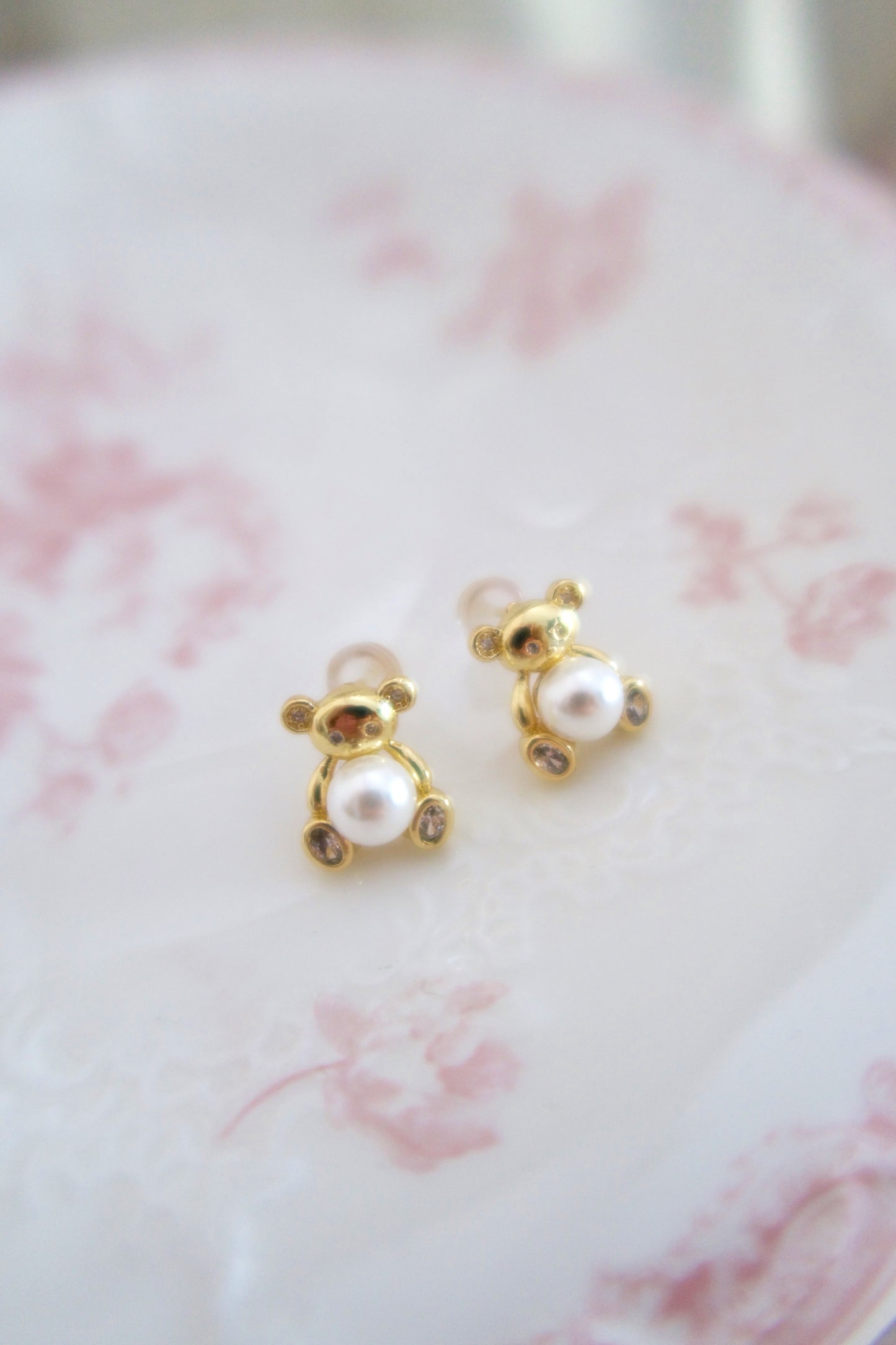 Bear’s Pearl Kiss Earrings