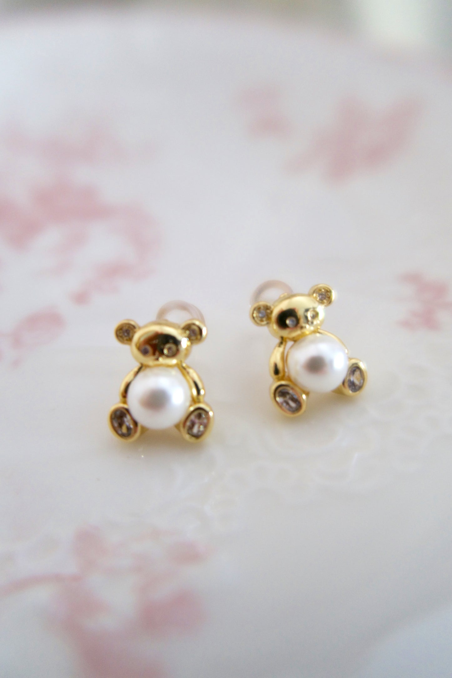 Bear’s Pearl Kiss Earrings