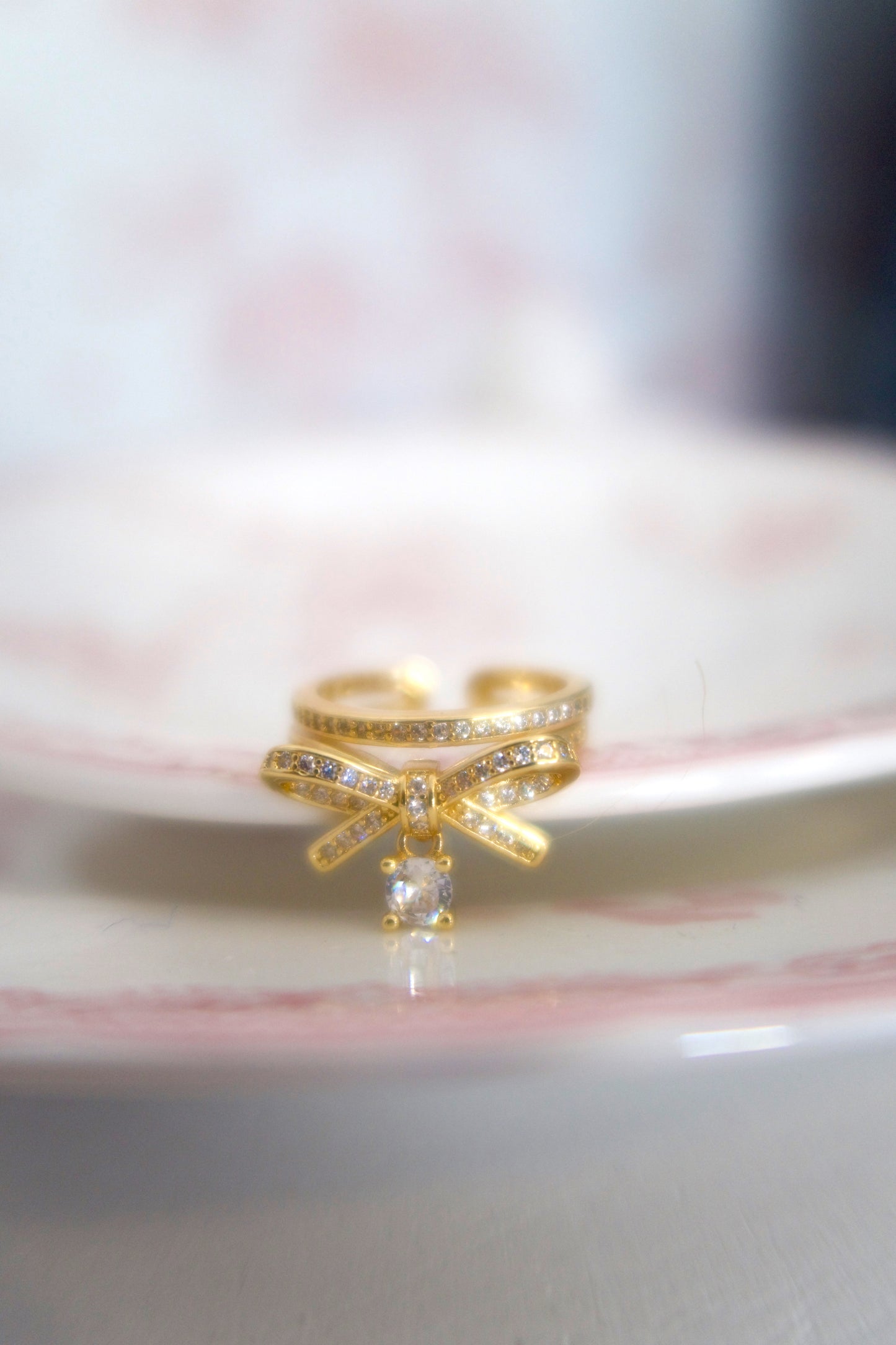 Ribboned Radiance 18k Gold Ring