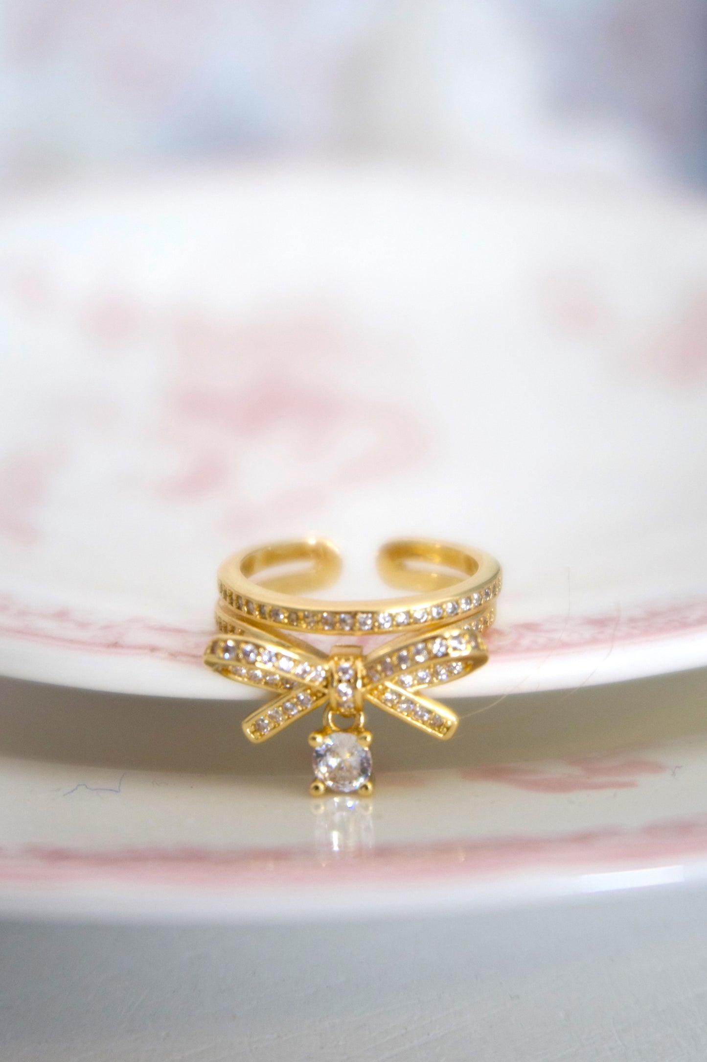 Ribboned Radiance 18k Gold Ring