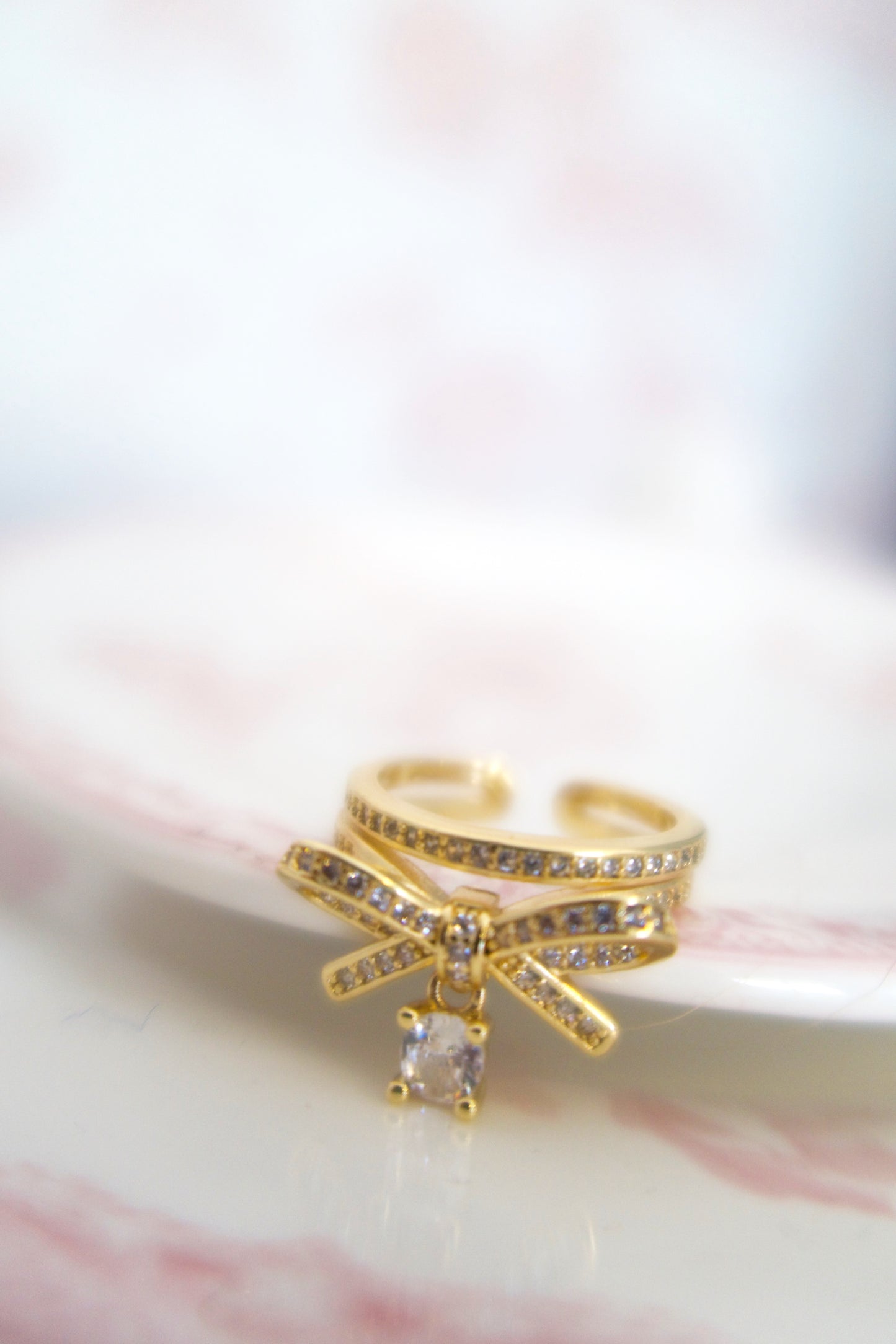 Ribboned Radiance 18k Gold Ring