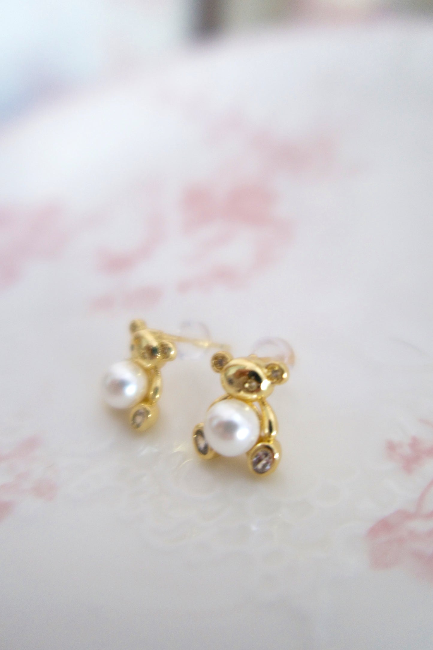 Bear’s Pearl Kiss Earrings