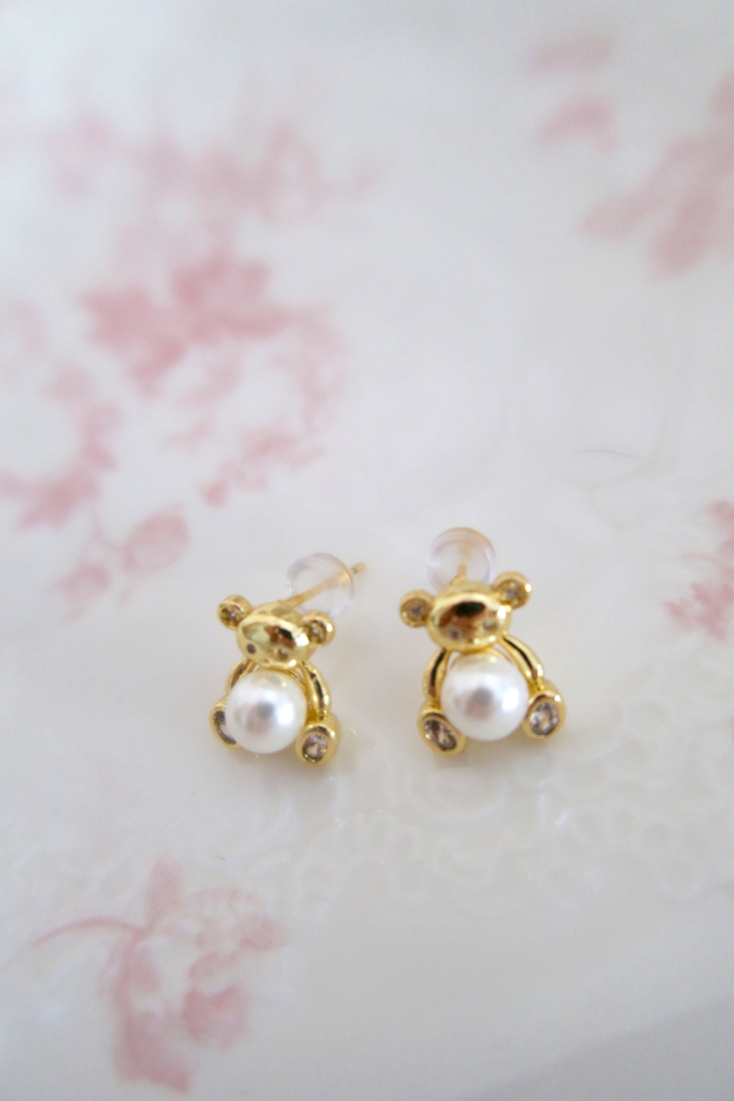 Bear’s Pearl Kiss Earrings